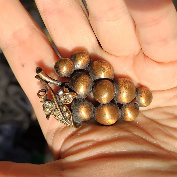 2/$12 Coppertone grape brooch with rhinestone details on leaf - Picture 3 of 5